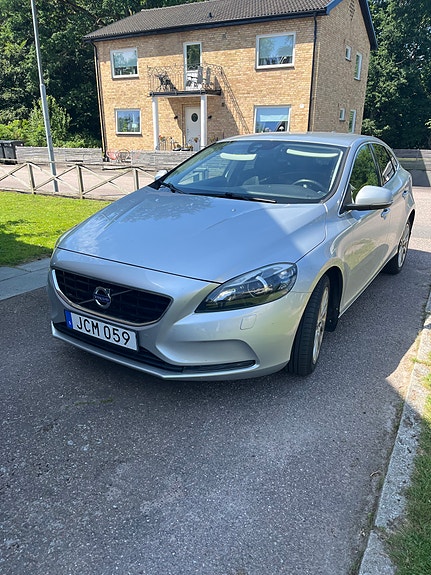 Volvo V40 2 of 4