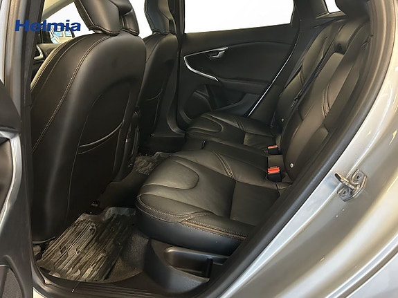 Volvo V40 Cross Country 11 of 13