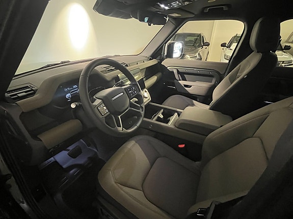 Land Rover Defender 110 8 of 11