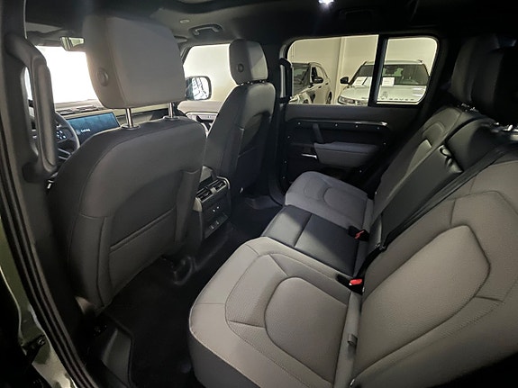 Land Rover Defender 110 9 of 11