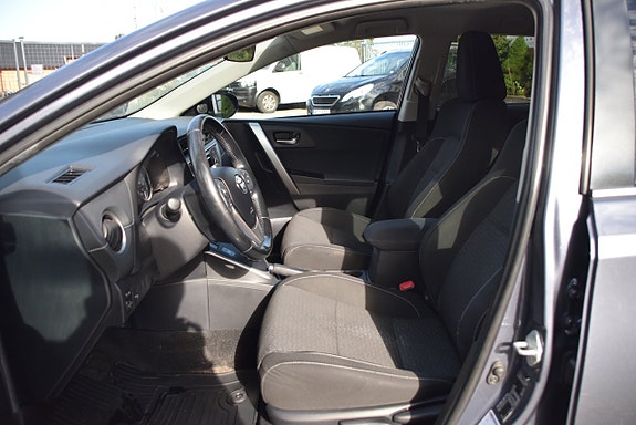 Toyota Auris 8 of 23