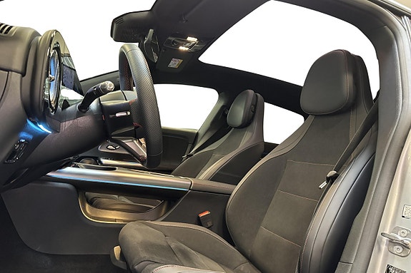 Mercedes-Benz CLA350 13 of 17
