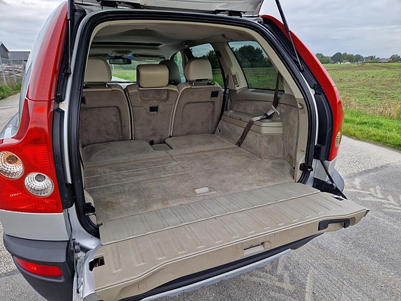Volvo XC90 4 of 10