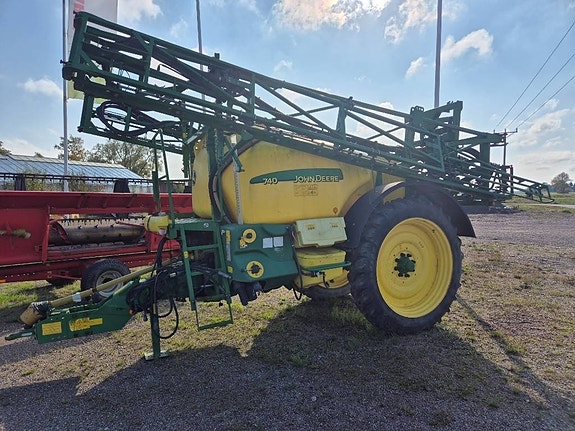 John Deere 740 2 of 9