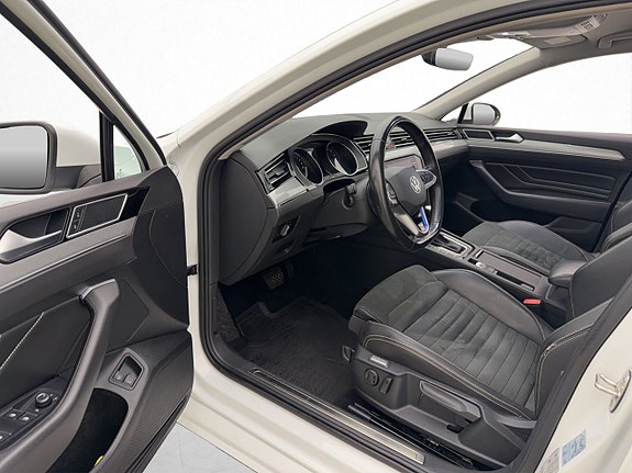 Volkswagen Passat 8 of 30