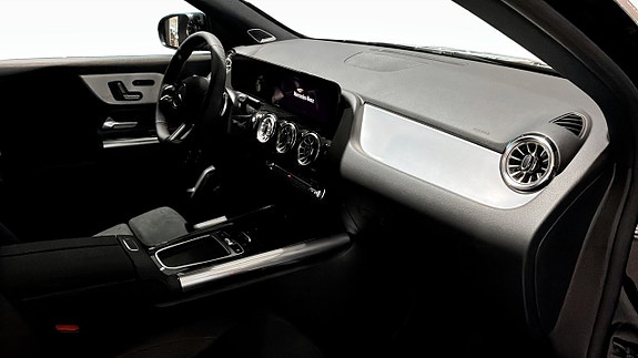 Mercedes-Benz GLA250 e 3 of 9