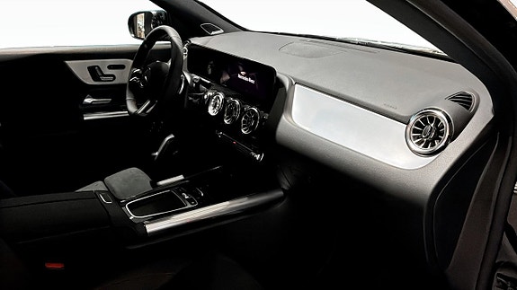 Mercedes-Benz GLA 250 e 3 of 9