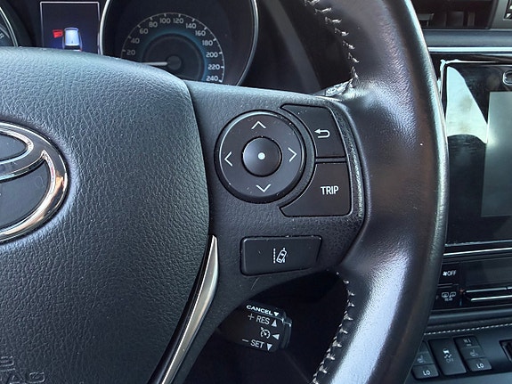 Toyota Auris 9 of 15