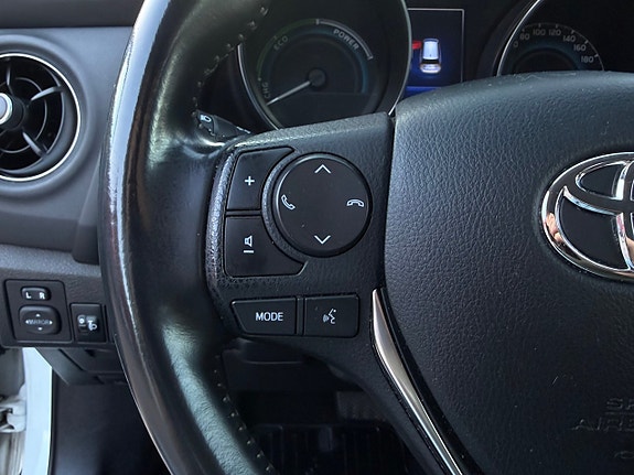 Toyota Auris 8 of 15
