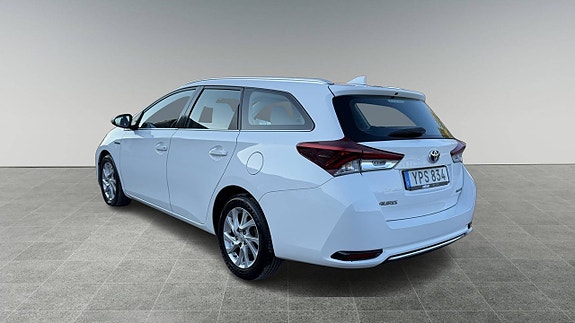 Toyota Auris 2 of 15
