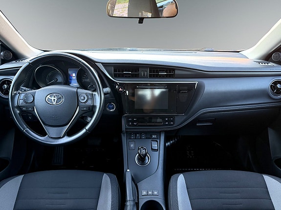 Toyota Auris 7 of 15