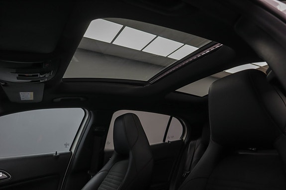 Mercedes-Benz GLA180 15 of 24