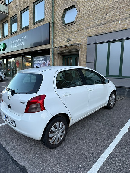 Toyota Yaris 4 of 5