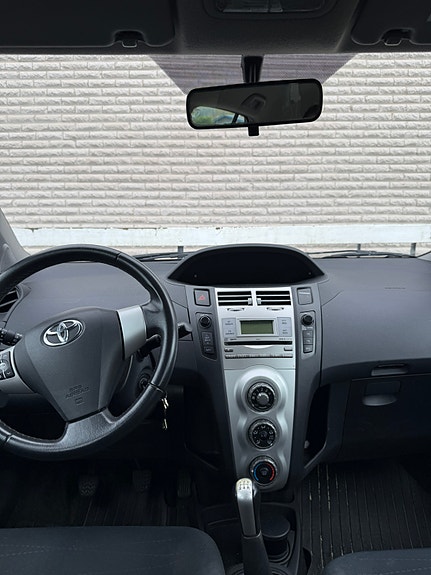 Toyota Yaris 5 of 5