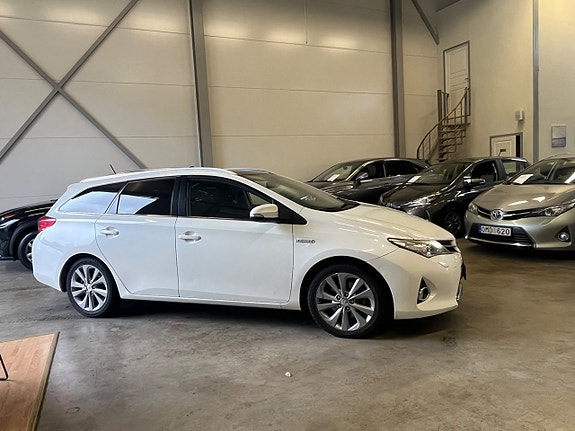 Toyota Auris 2 of 14