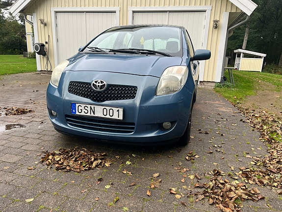 Toyota Yaris 2 of 11