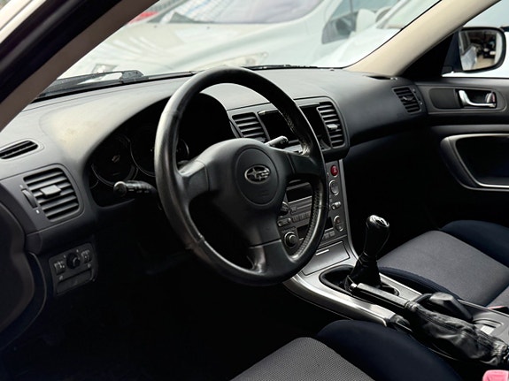 Subaru Legacy 9 of 17