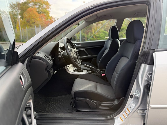 Subaru Legacy 8 of 17