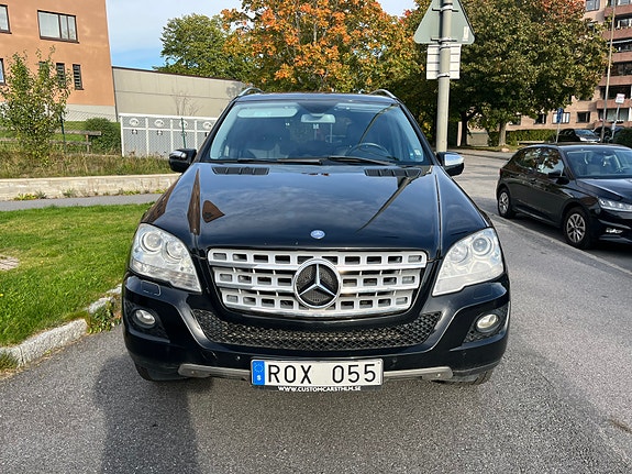 Mercedes-Benz ML350 2 of 9