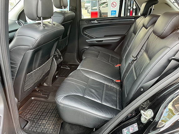Mercedes-Benz ML350 8 of 9