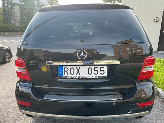 Mercedes-Benz ML350 4 of 9