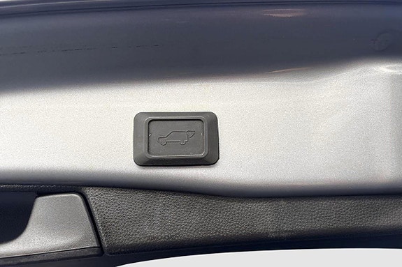 Toyota RAV4 8 of 17
