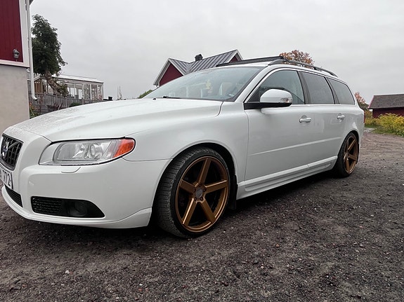 Volvo V70 2 of 4