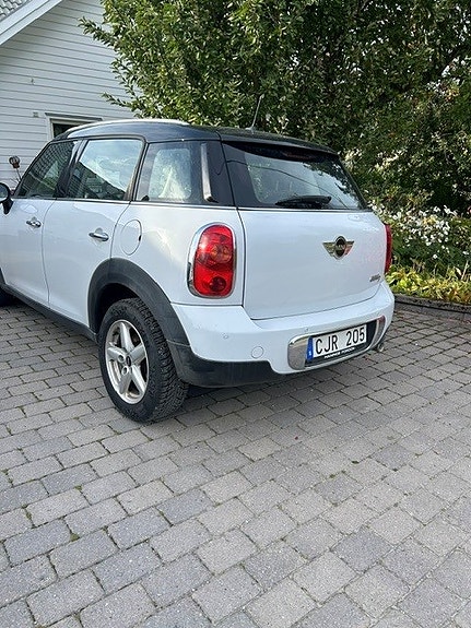 MINI Countryman Cooper D 2 of 2