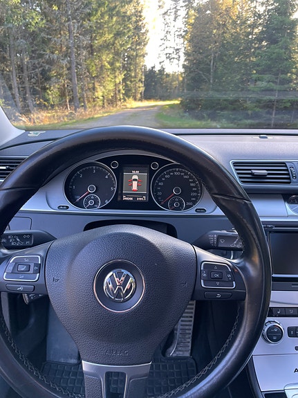 Volkswagen Passat Alltrack 13 of 16