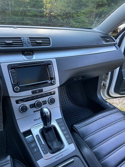Volkswagen Passat Alltrack 14 of 16