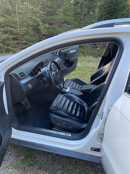 Volkswagen Passat Alltrack 12 of 16