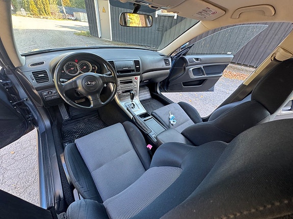 Subaru Legacy 12 of 24