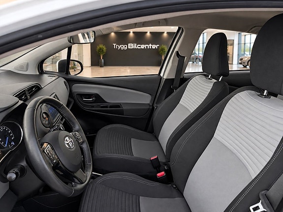 Toyota Yaris 12 of 23