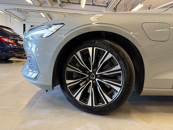 Volvo V60 2 of 27