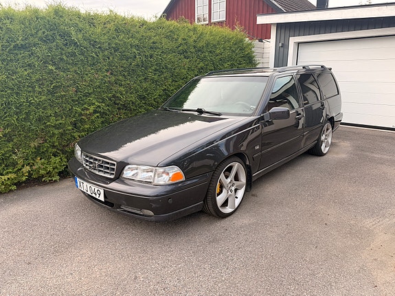 Volvo V70 2 of 4