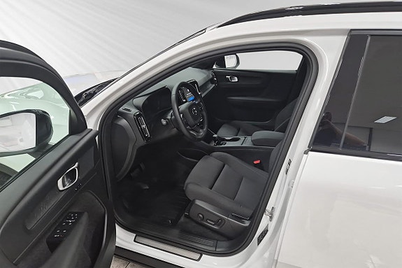 Volvo EX40 7 of 15
