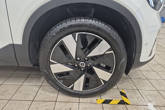 Volvo EX40 12 of 15