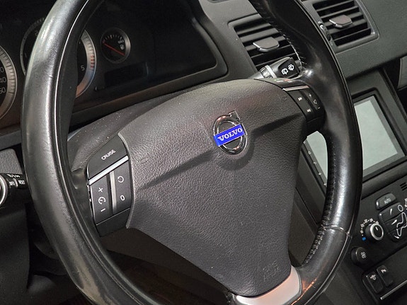 Volvo XC90 D4 Geartronic Momentum | 163 ch | BVA | 7 places | Cuir | Sièges chauffants | Caméra de recul | Attelage | Phares xénon