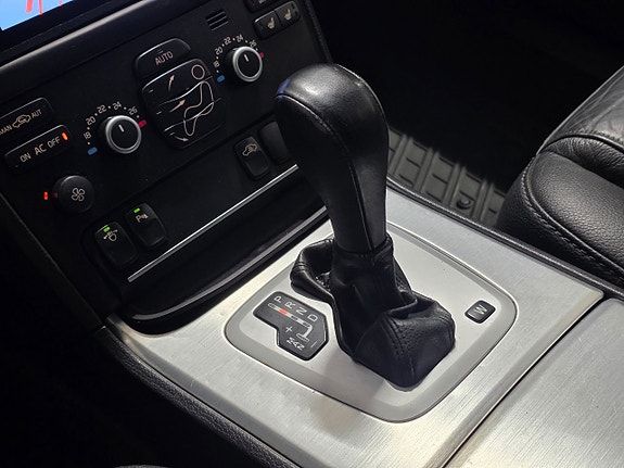 Volvo XC90 D4 Geartronic Momentum | 163 ch | BVA | 7 places | Cuir | Sièges chauffants | Caméra de recul | Attelage | Phares xénon
