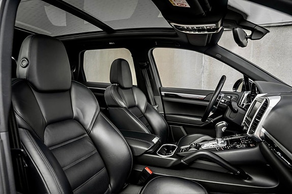 Porsche Cayenne 4 of 9