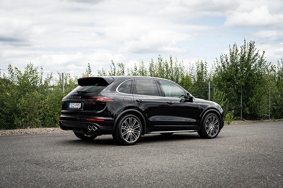 Porsche Cayenne 3 of 9