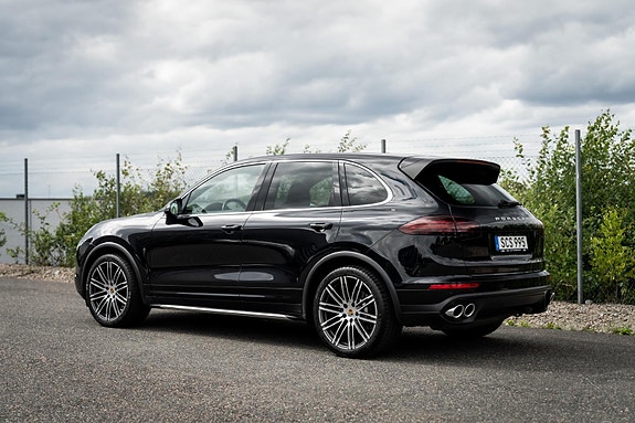 Porsche Cayenne 2 of 9