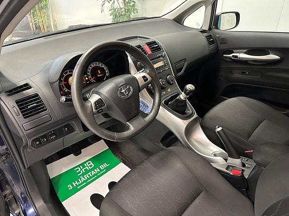 Toyota Auris 9 of 24