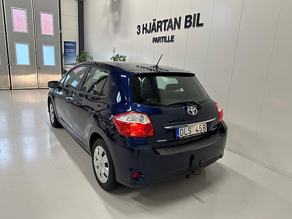 Toyota Auris 8 of 24