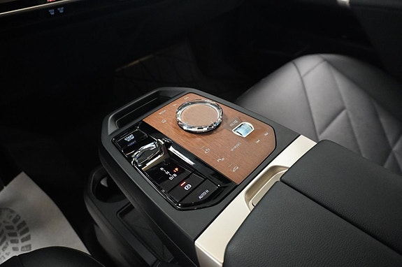 BMW iX 13 of 21