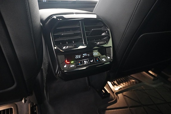 BMW iX 11 of 21