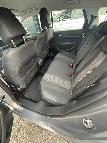 Peugeot 308 SW 15 of 19