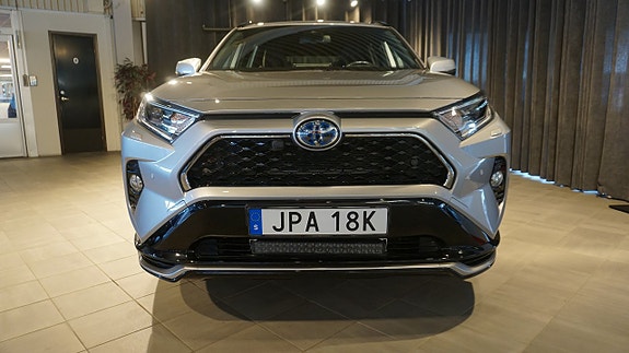 Toyota RAV4 2 of 18