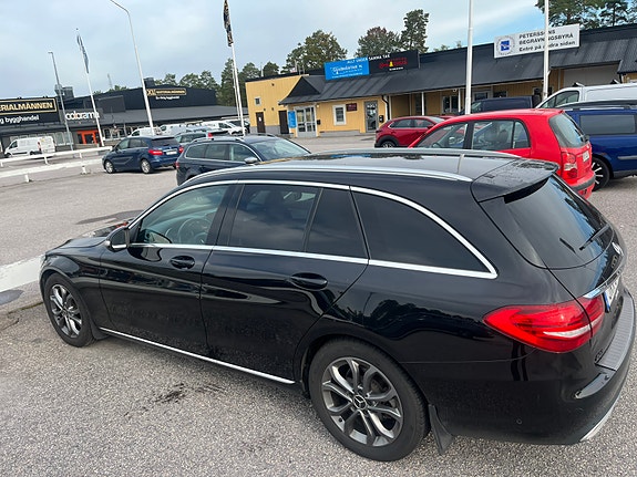 Mercedes-Benz C220 2 of 6