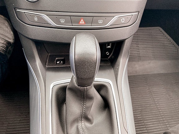 Peugeot 308 SW 10 of 15